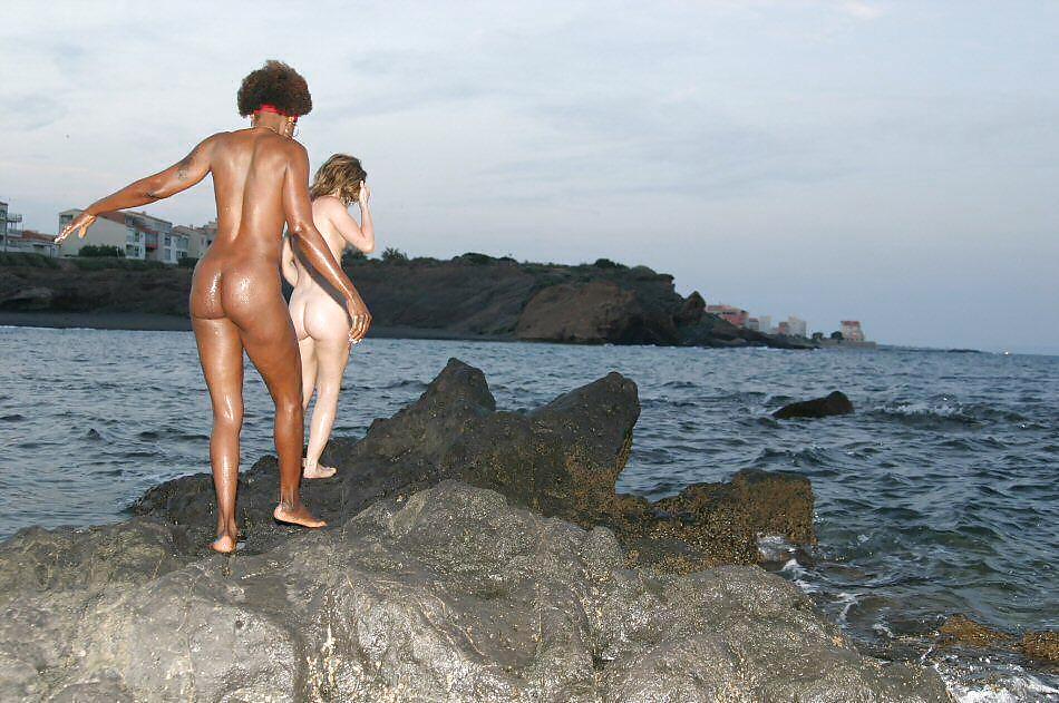 Ragazze nude sulla spiaggia
 #827822