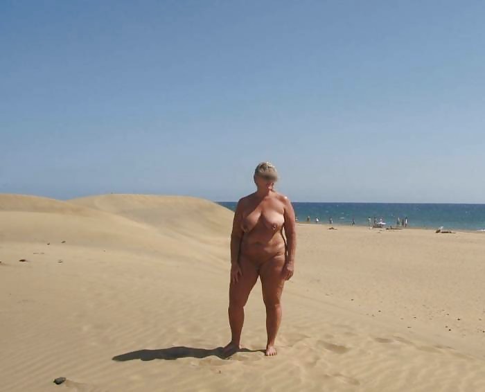 Desnudo en la playa en España
 #22339671