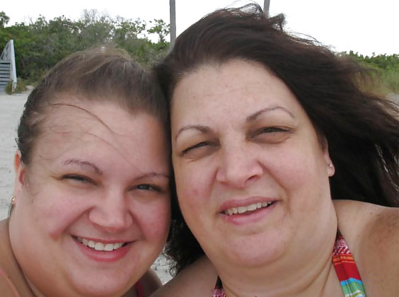 Mamma e amica della figlia in spiaggia
 #4343257
