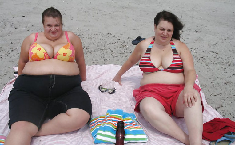 Mamma e amica della figlia in spiaggia
 #4343267