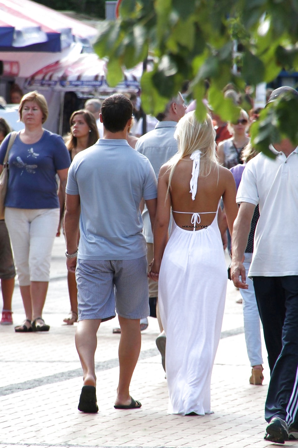 Esposas cándidas en caliente ver a través de los pantalones blancos y el vestido
 #21202616