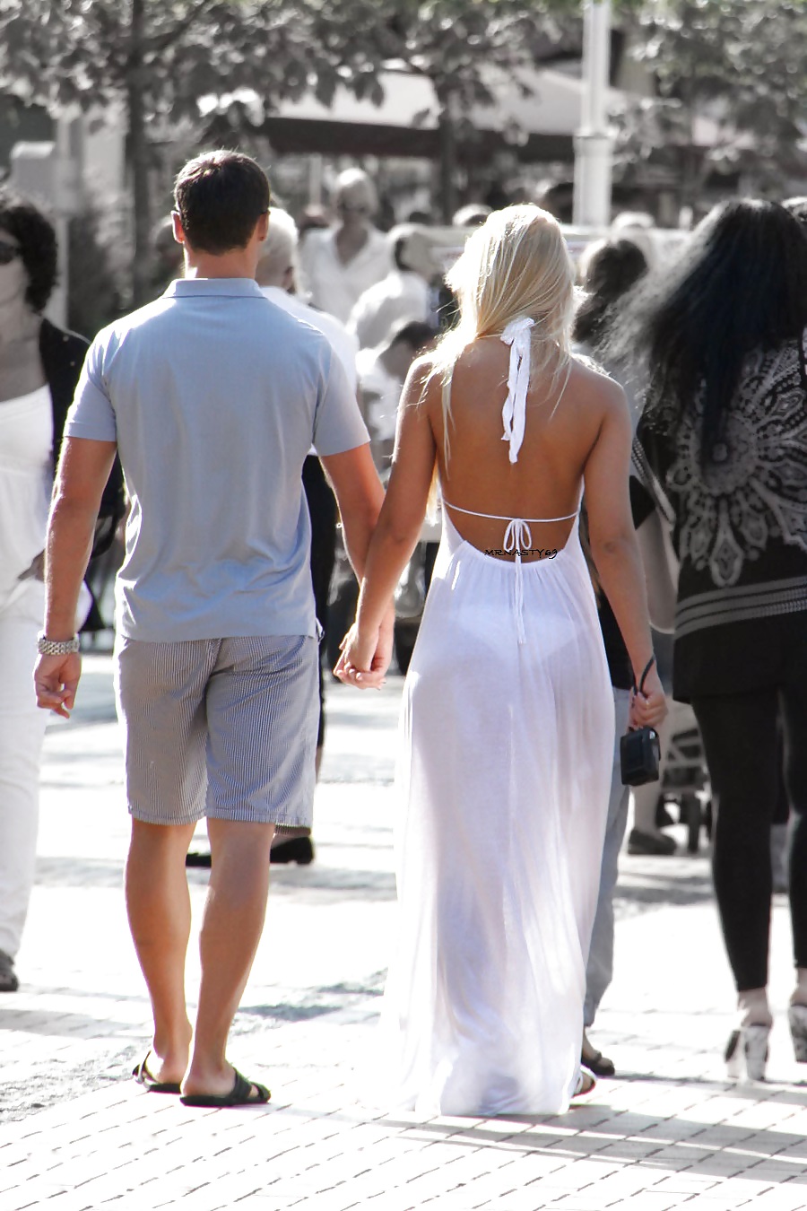 Esposas cándidas en caliente ver a través de los pantalones blancos y el vestido
 #21202635