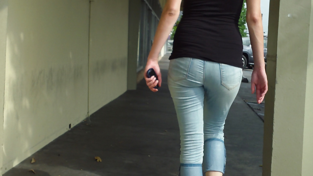 Unos lindos culos y traseros en la calle en jeans ajustados 
 #14529696