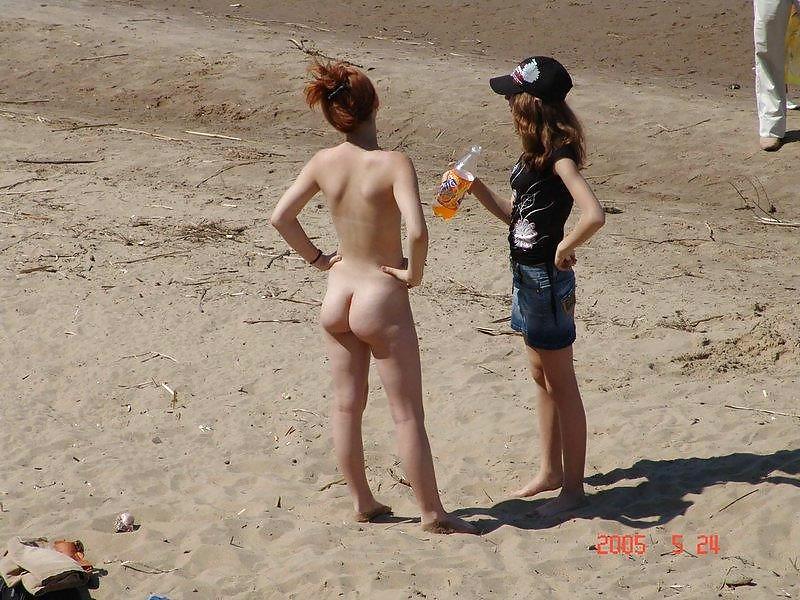 Diversión en la playa nudista
 #815204