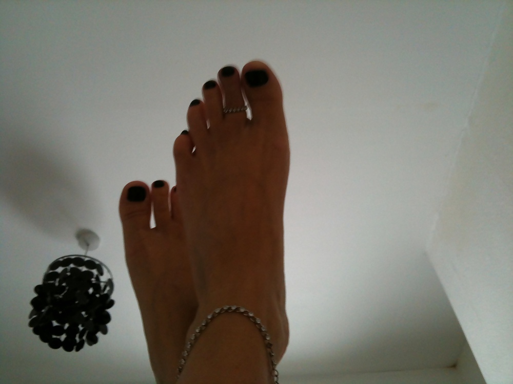 Uñas de los pies recién pintadas de negro
 #9414074