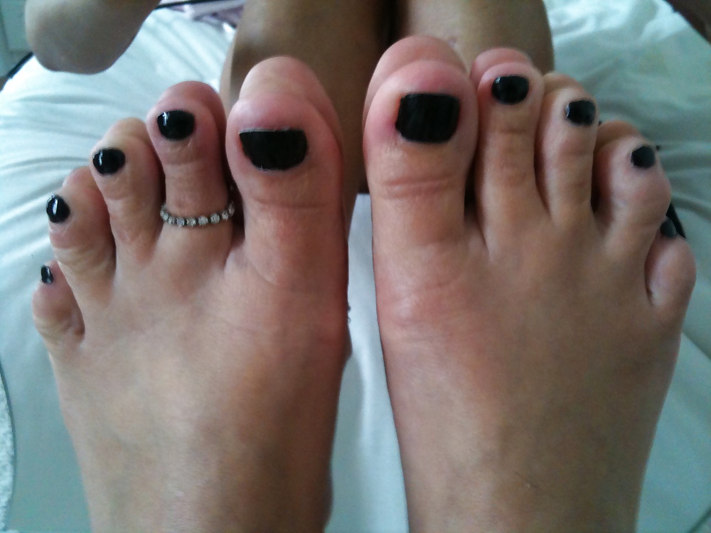 Uñas de los pies recién pintadas de negro
 #9414096