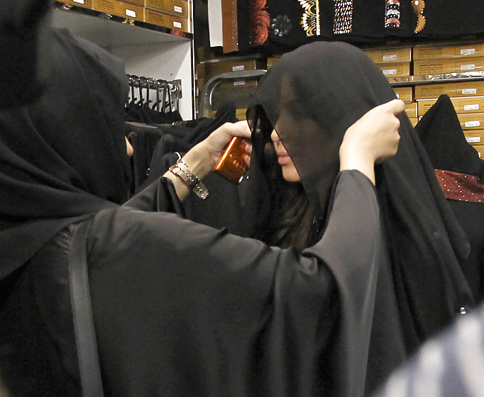Kim Kardashian covered up in Dubai #5878664