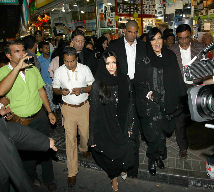 Kim Kardashian covered up in Dubai #5878667