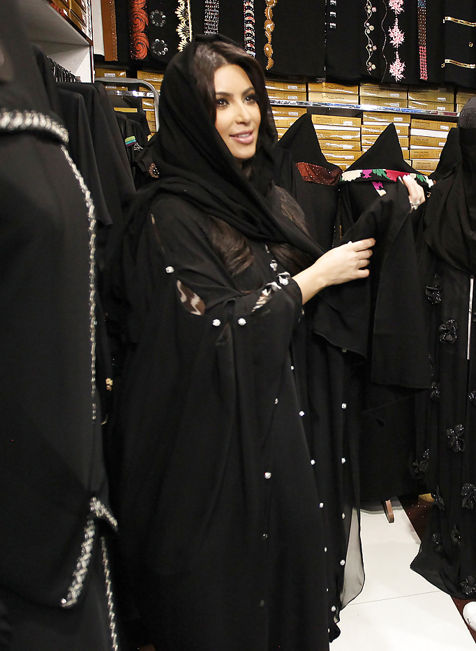 Kim Kardashian covered up in Dubai #5878673