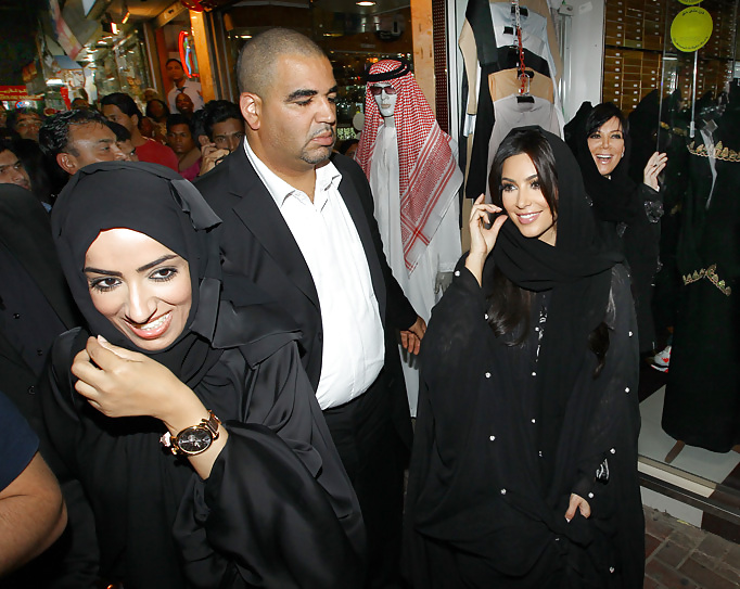 Kim Kardashian covered up in Dubai #5878679