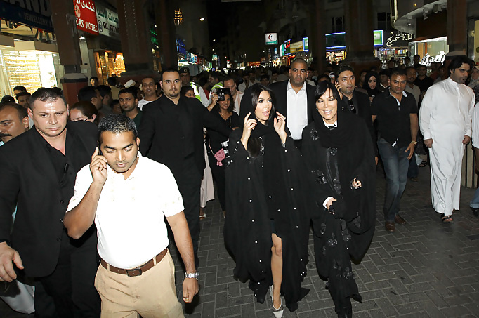 Kim Kardashian covered up in Dubai #5878744