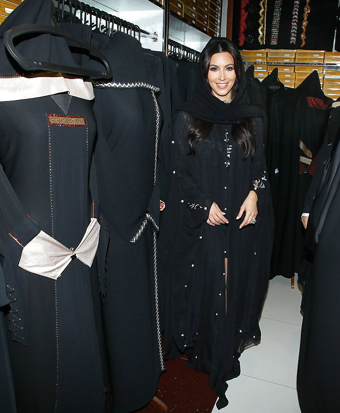 Kim Kardashian covered up in Dubai #5878750