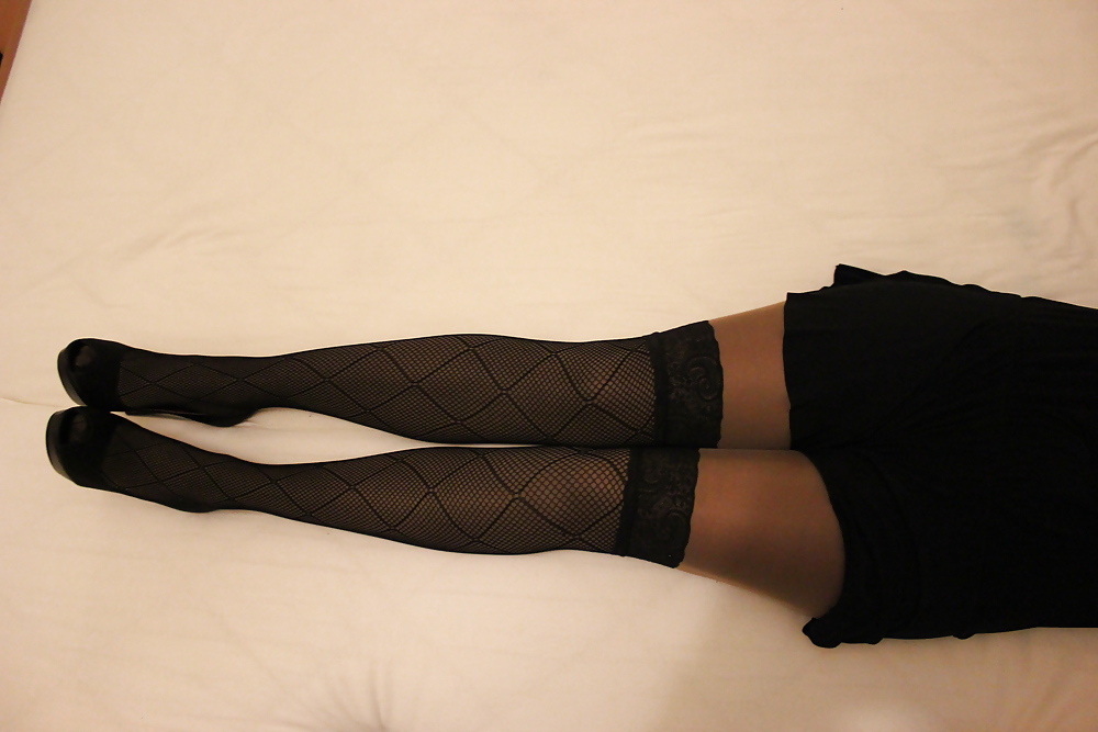 Dame En Collants Brillants Sur Des Collants Noirs Et Des Bas #15353820