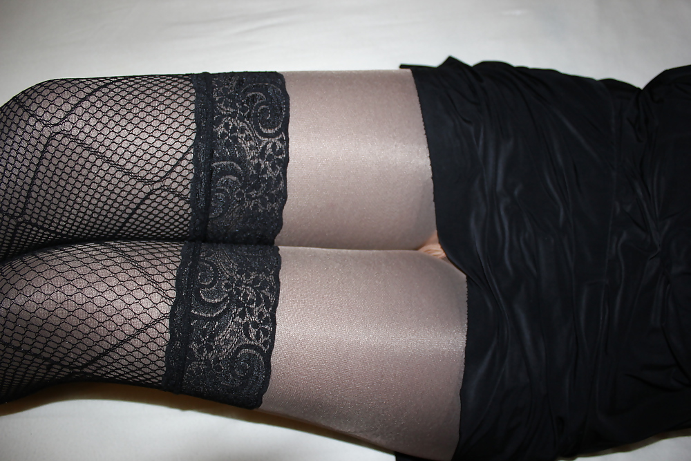 Dame En Collants Brillants Sur Des Collants Noirs Et Des Bas #15353827