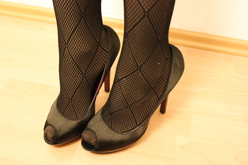 Dame In Glänzende Strumpfhose über Den Schwarzen Strumpfhosen Und Strümpfe #15353899