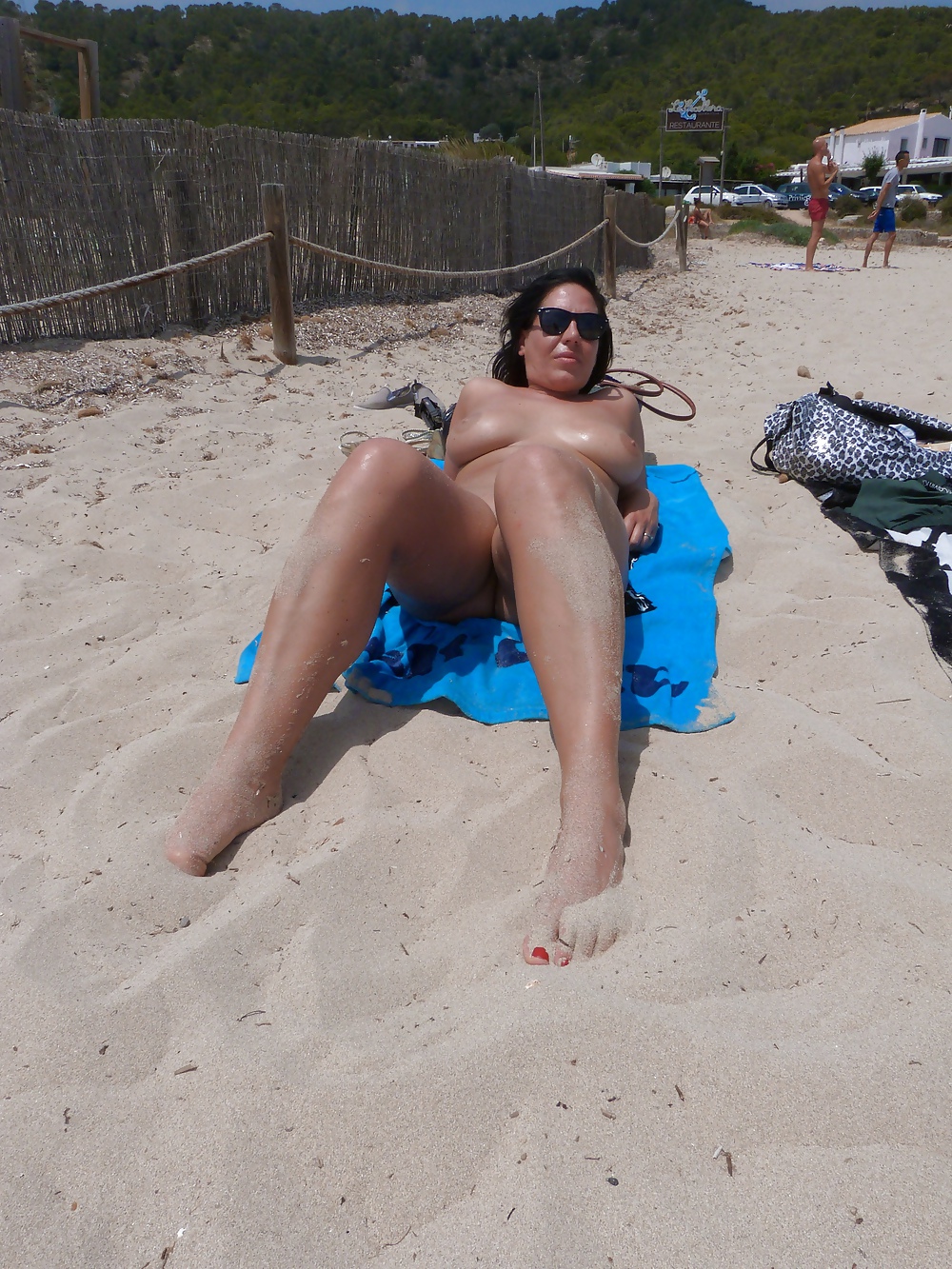 Io nudo alla spiaggia nudista
 #12676396