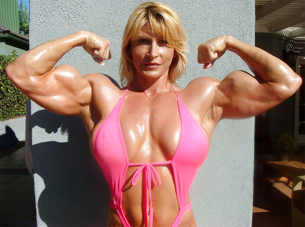 Schöne Weibliche Bodybuilder Posiert Sexy #3989842