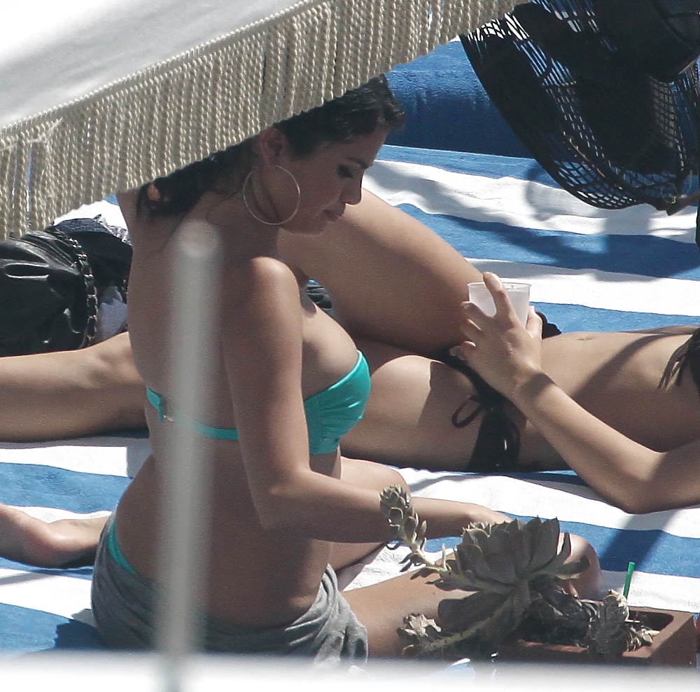 Selena Gomez Bikini At Pool In Miami Sep 17 2012  #13870506