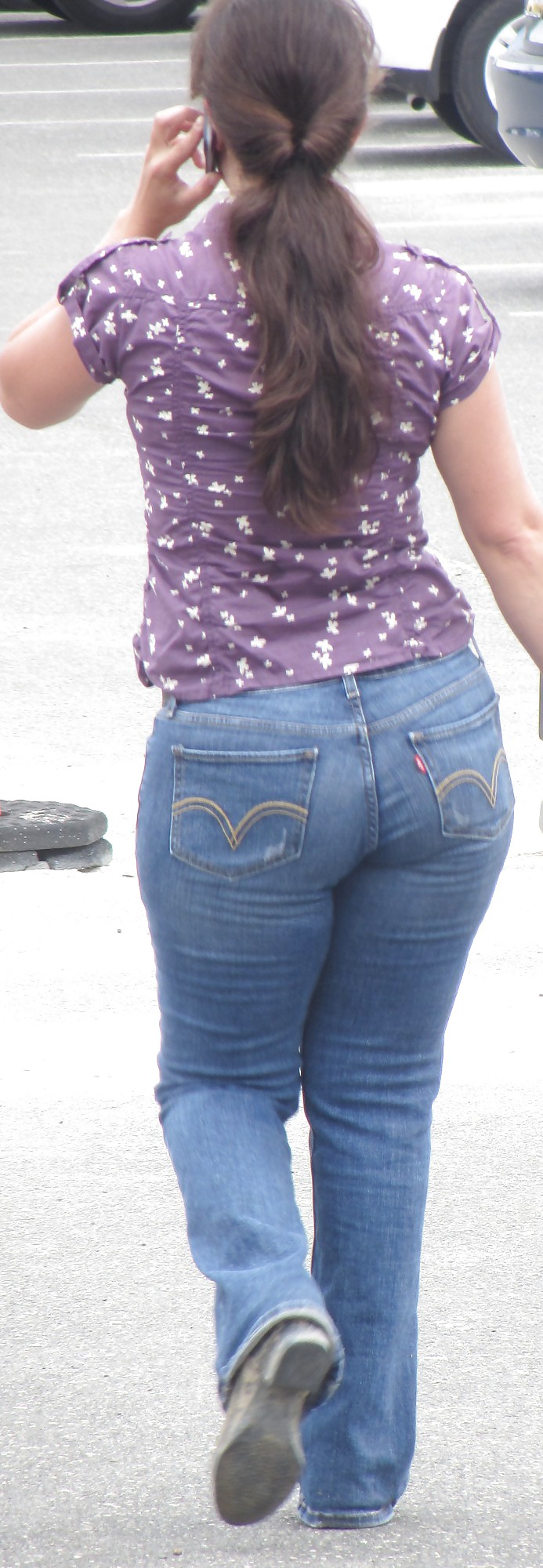 Grandes culos en jeans ajustados 
 #11913778