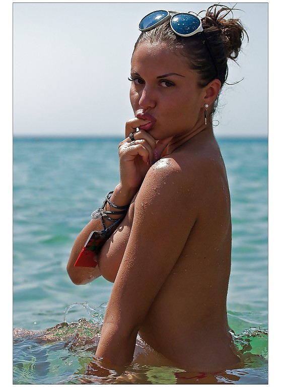 Spiaggia in topless - 9
 #17656869