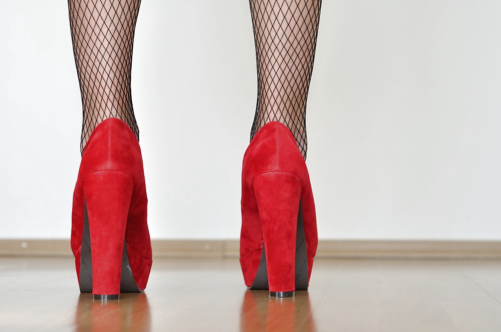 ストッキングと赤いハイヒールのパンプスを履いた女装家
 #19606981