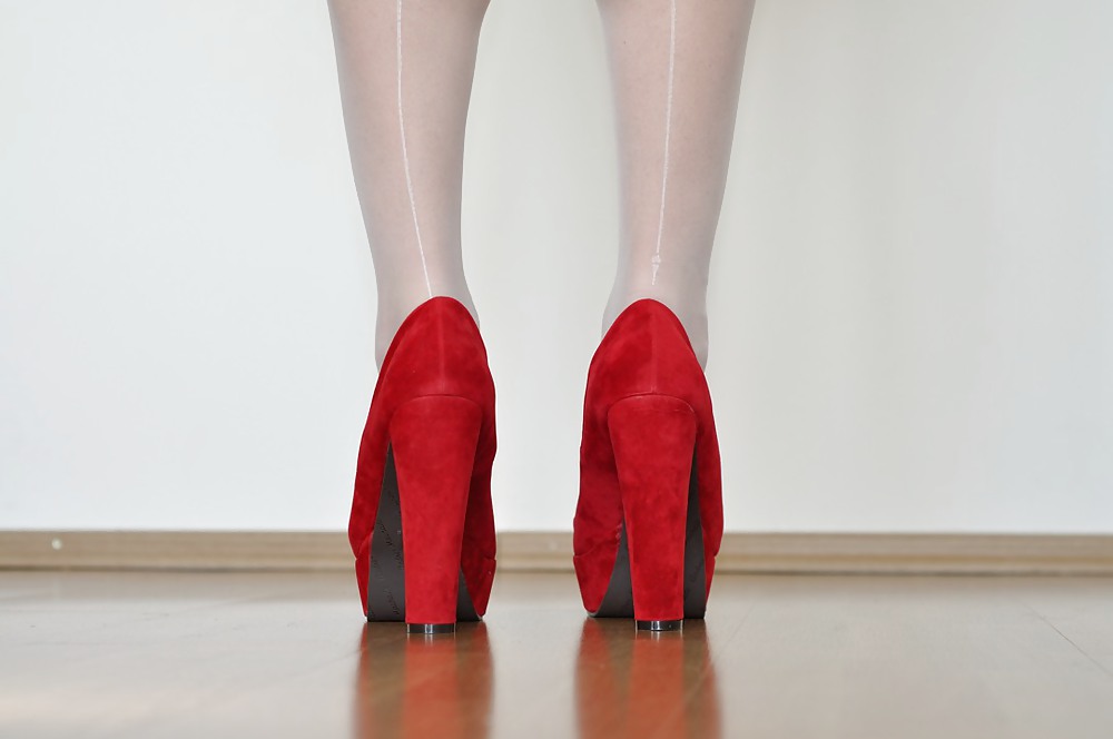 ストッキングと赤いハイヒールのパンプスを履いた女装家
 #19606991