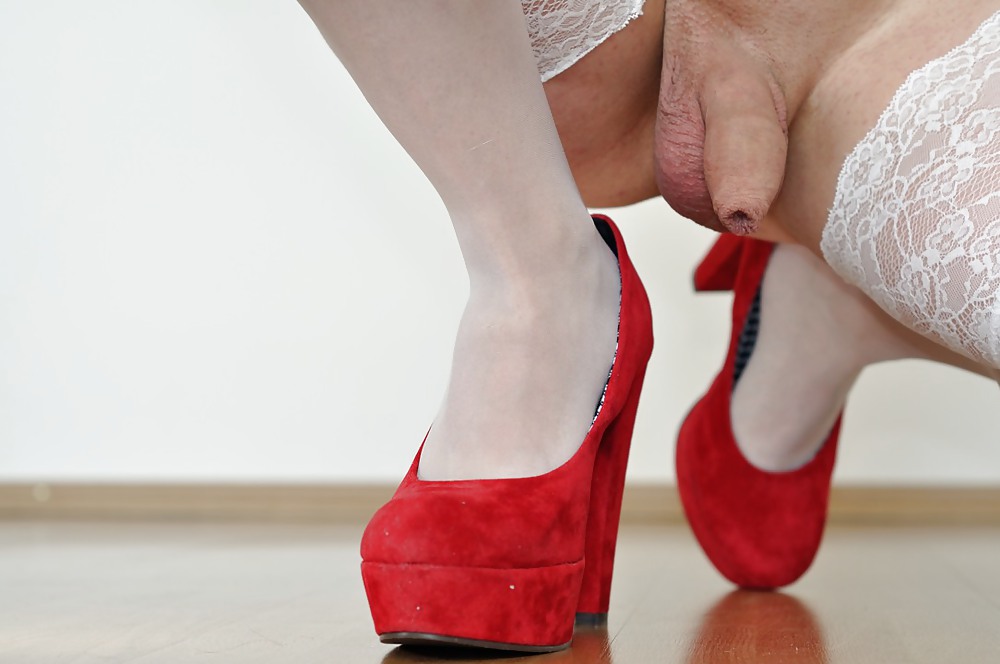 ストッキングと赤いハイヒールのパンプスを履いた女装家
 #19607054