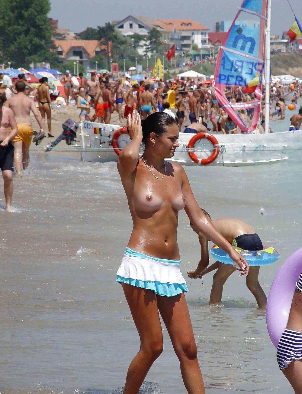 Ragazze estive - spiaggia topless
 #18652234