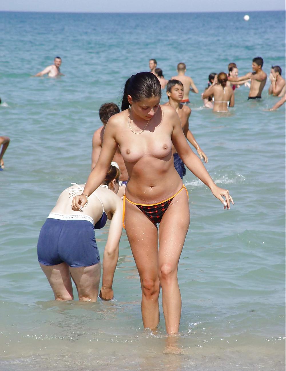 Ragazze estive - spiaggia topless
 #18652392