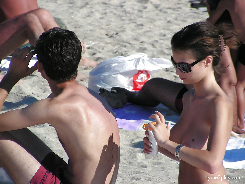 Ragazze estive - spiaggia topless
 #18652513