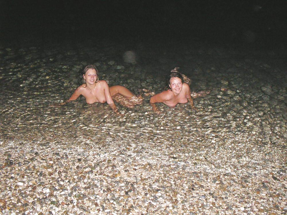 Ragazze estive - spiaggia topless
 #18652966