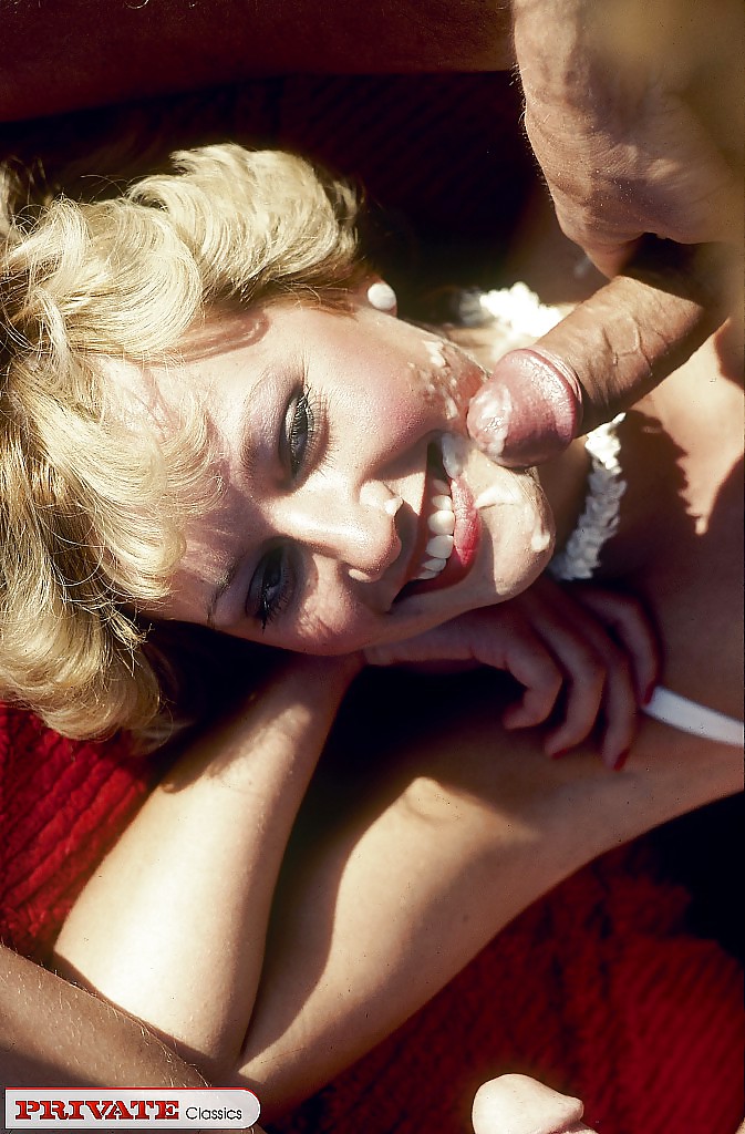 女性の顔にかかるレトロなザーメン
 #19599662