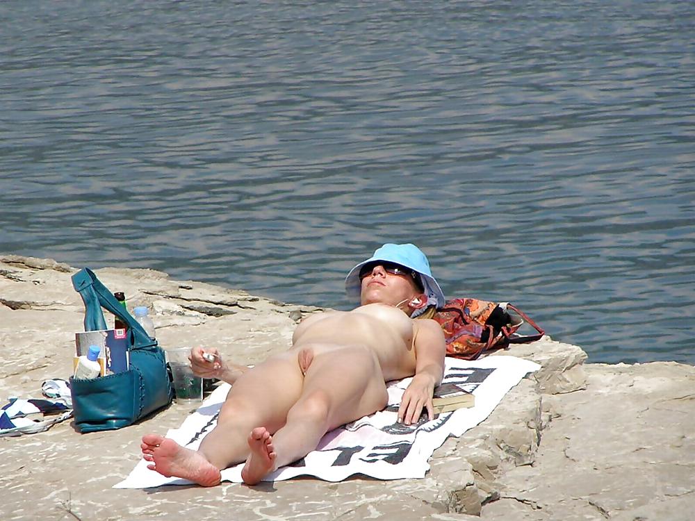 Ragazze nude sulla spiaggia 3
 #6905834