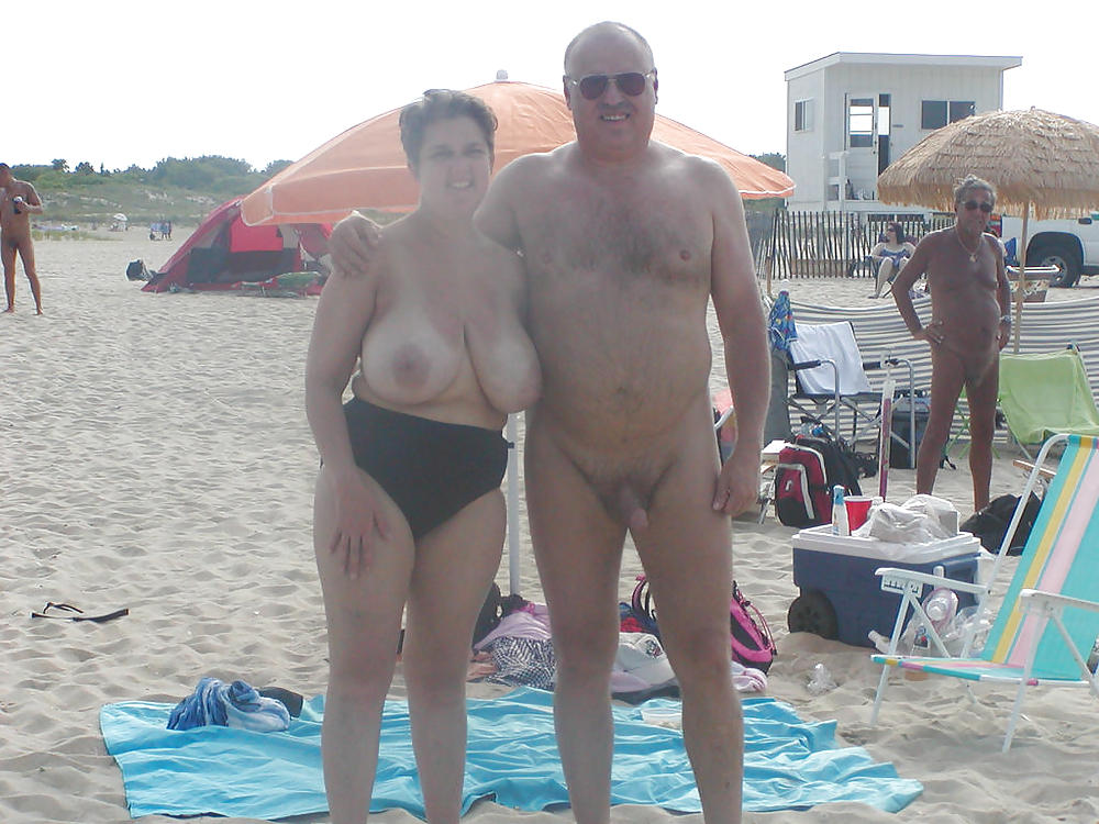 Divertimento sulla spiaggia nudista
 #2213916