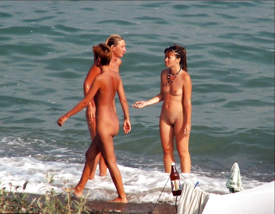 Divertimento sulla spiaggia nudista
 #2213953