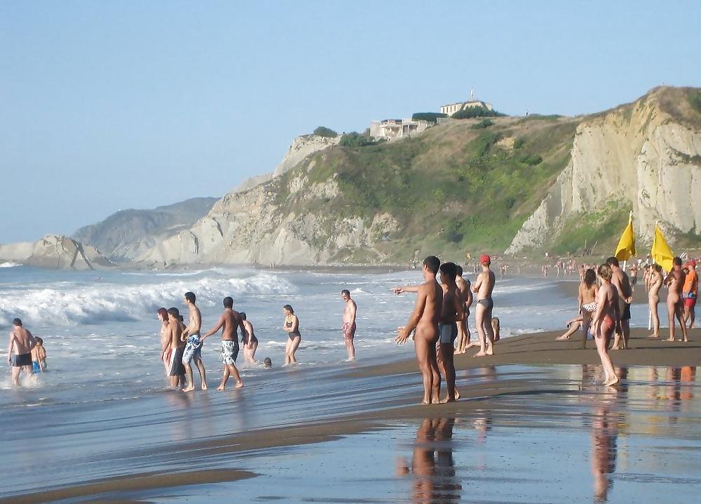 Divertimento sulla spiaggia nudista
 #2214061