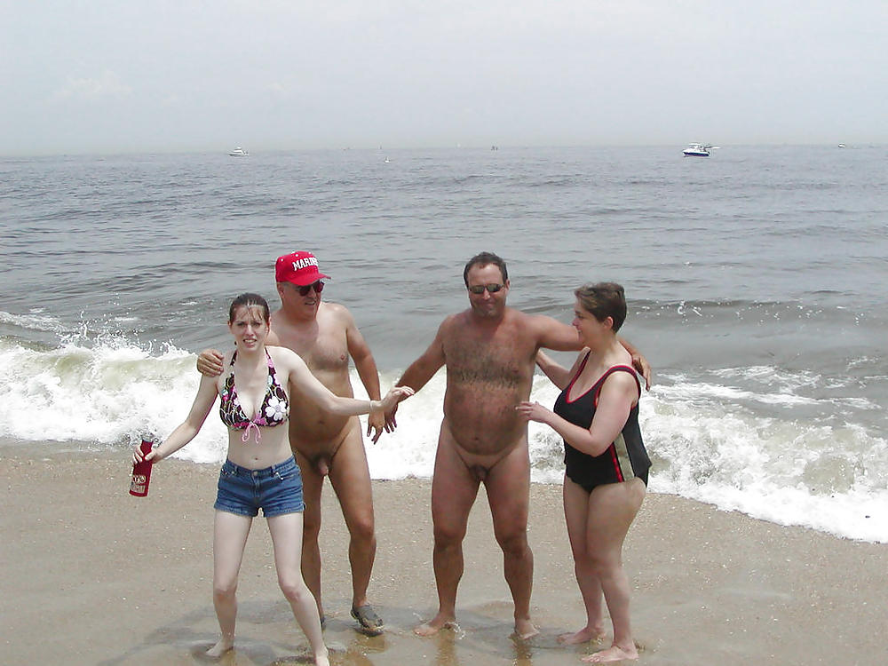 Divertimento sulla spiaggia nudista
 #2214069