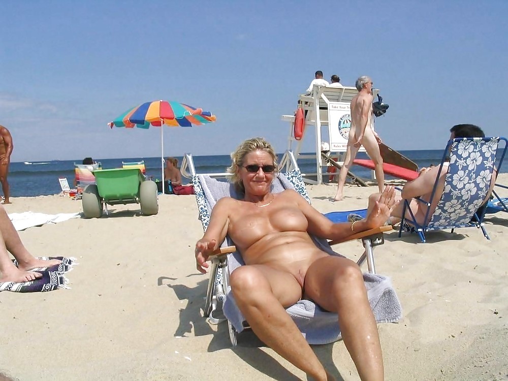 Divertimento sulla spiaggia nudista
 #2214125