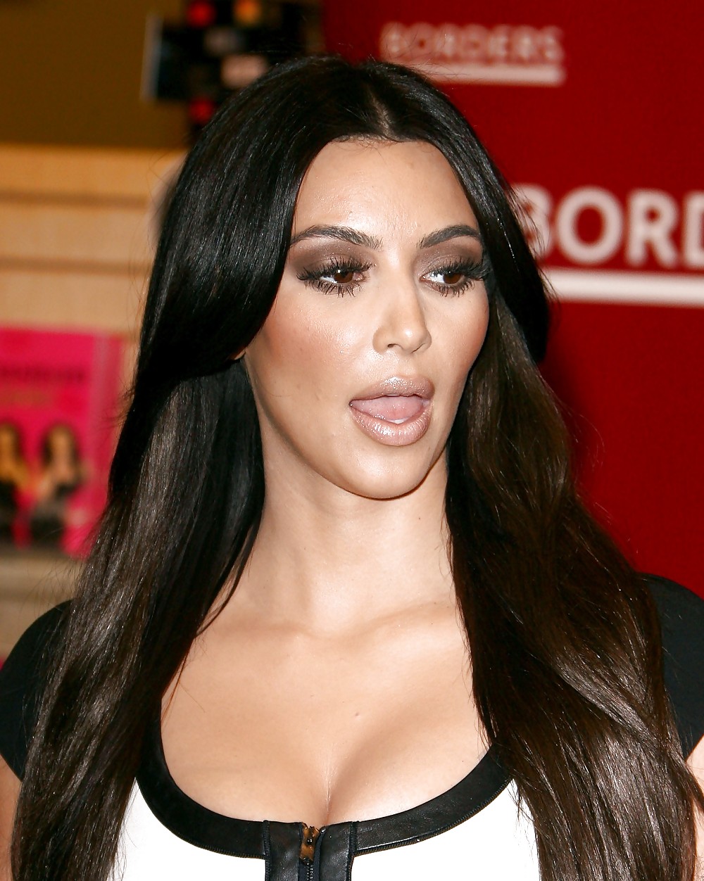 Kim Kardashian Konfidental Signierstunde In Los Angeles #2302537