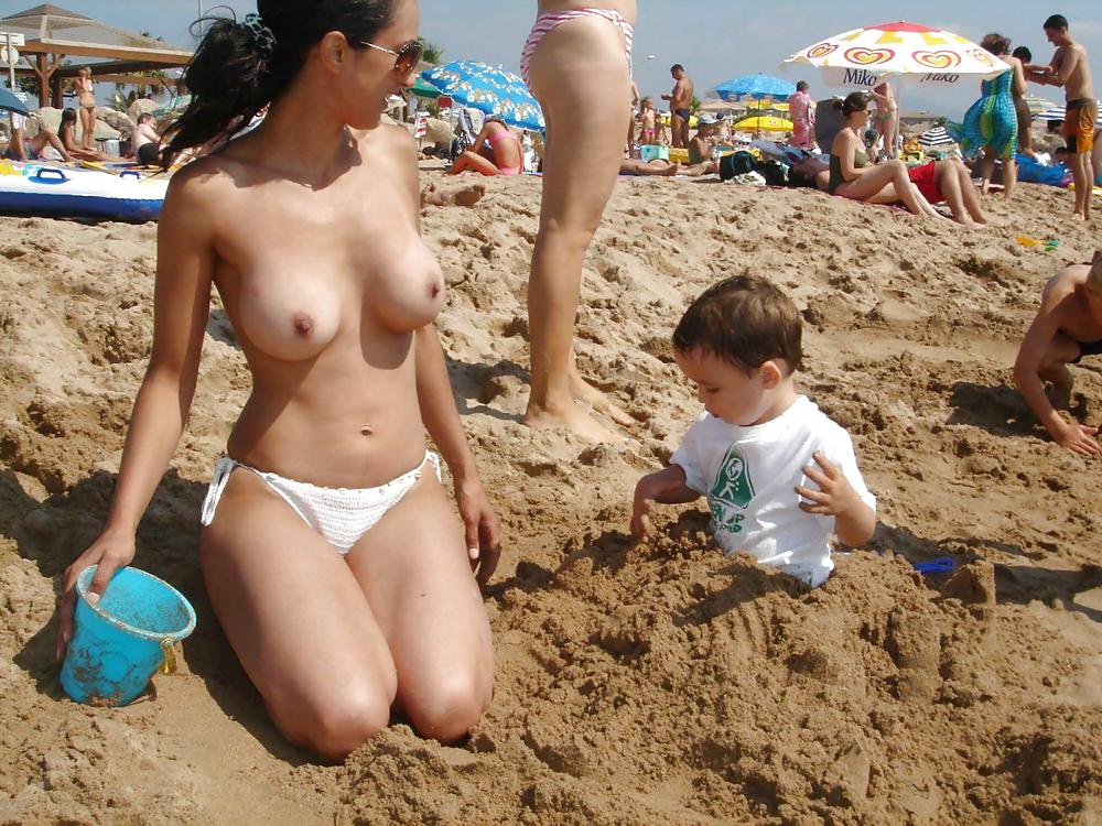 Desnudez pública en la playa1
 #11098791