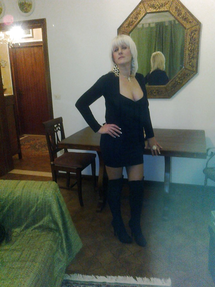 Italian woman: Vara #16969850