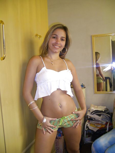 Mujeres latinas en shorts #15828943