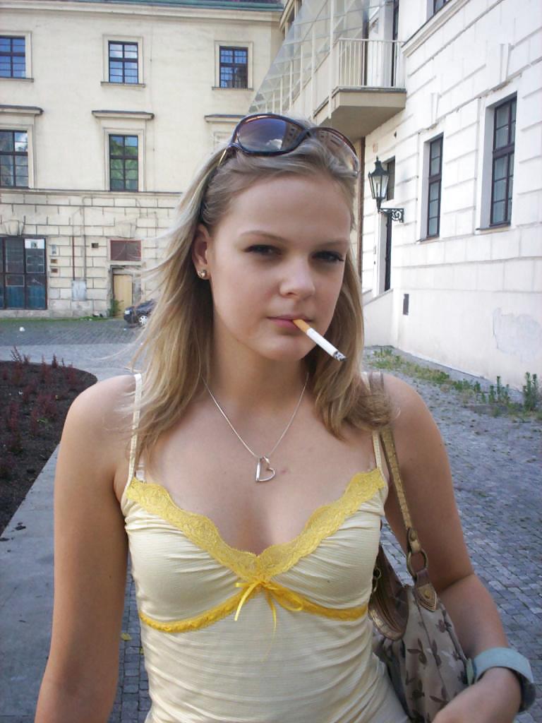 Mädchen Rauchen - Baumelt #11511816