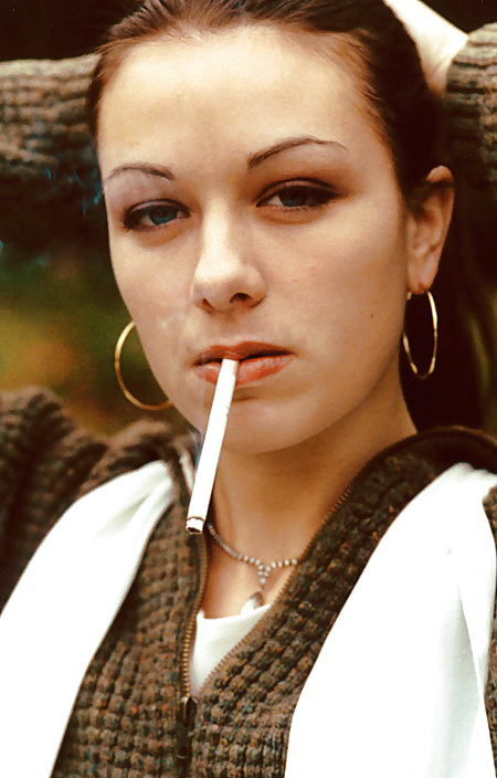 Mädchen Rauchen - Baumelt #11511831
