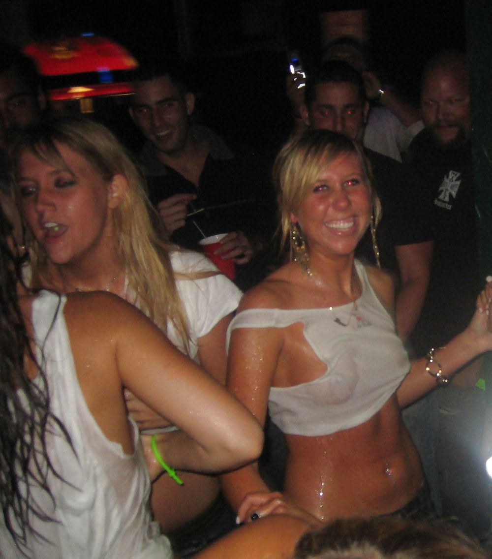Mädchen In Einer Bar Mit Nassen T-Shirts #17040883