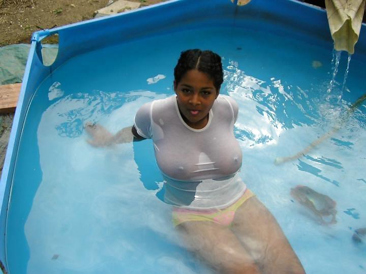 Latina Plantureuse Dans La Piscine #6959039