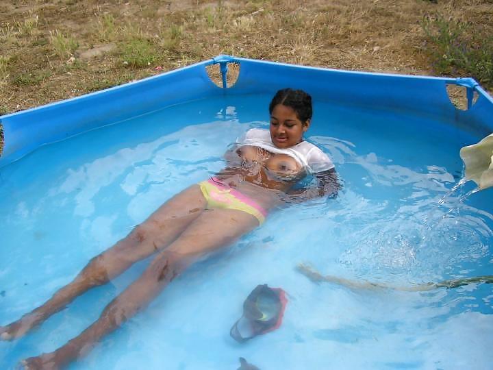 Pechugona latina en la piscina
 #6959113