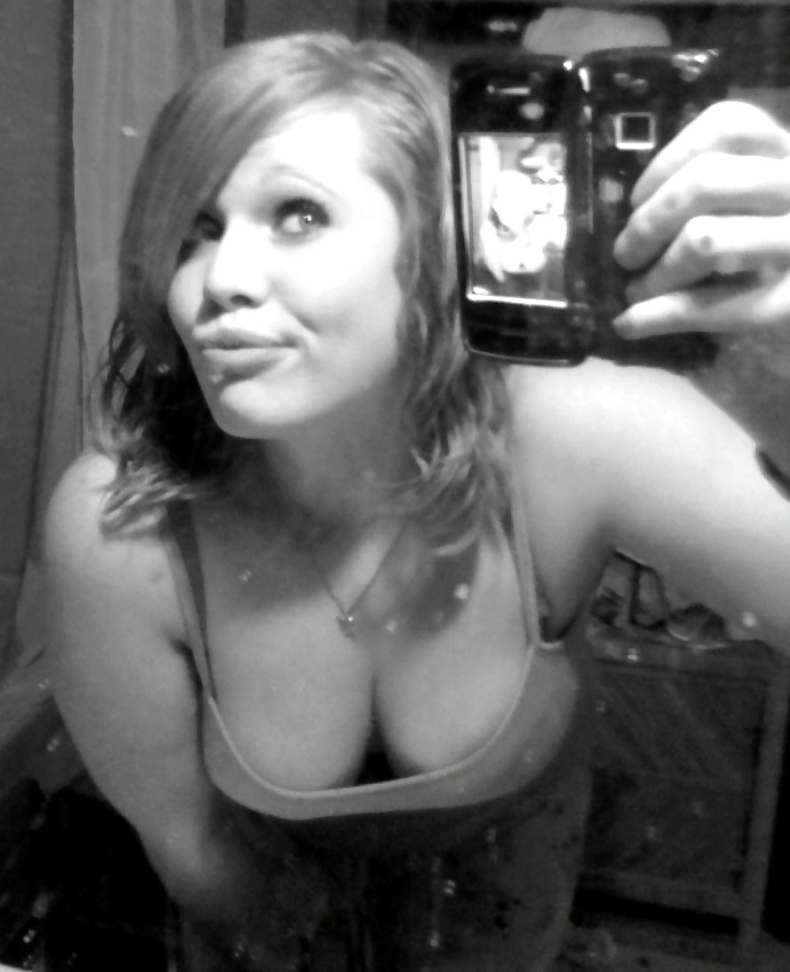 SEXY BUSTY CHICK SELFSHOTS