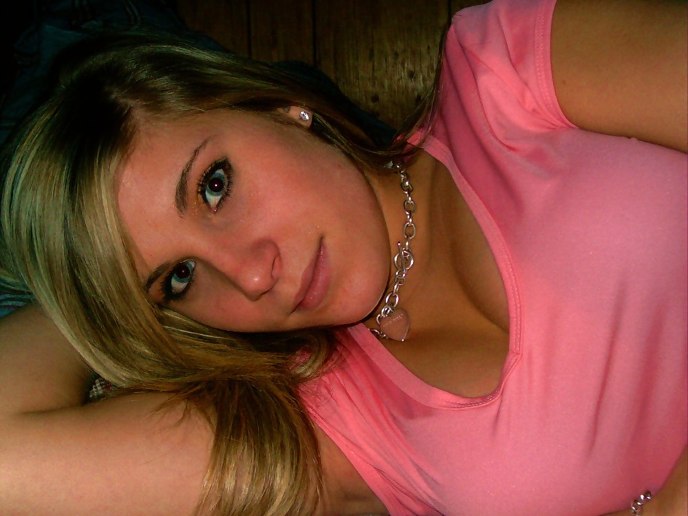 Joven rubia amateur con coño masticable
 #18924837