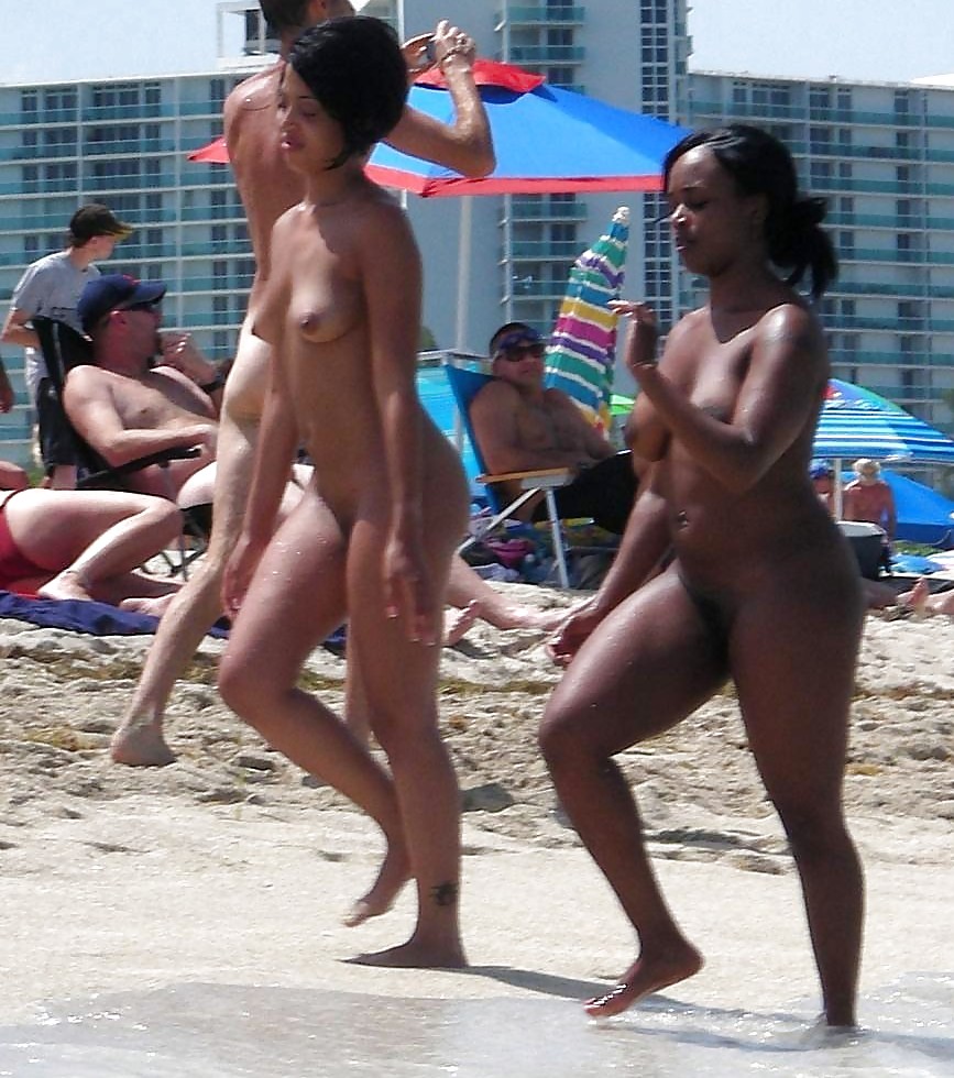 黒人女性のビーチでのヌード
 #141581
